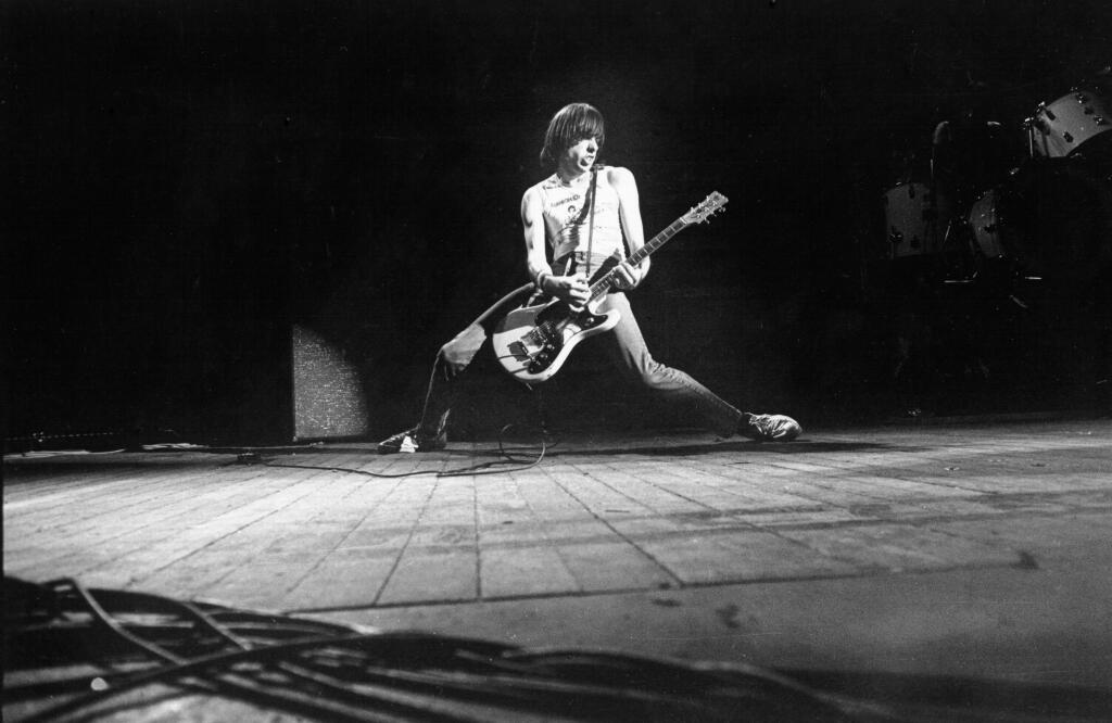 Linda Ramone celebrates Johnny and band at Hollywood Forever - Los ...