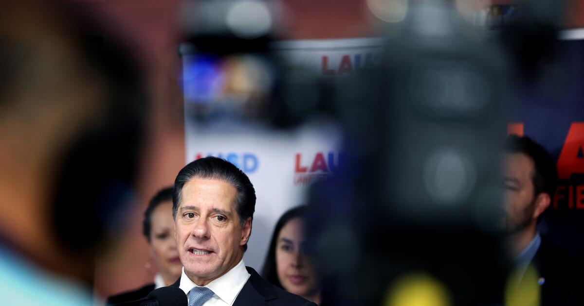 O FBI invadiu a sede do LAUSD. Casa de Alberto Carvalho