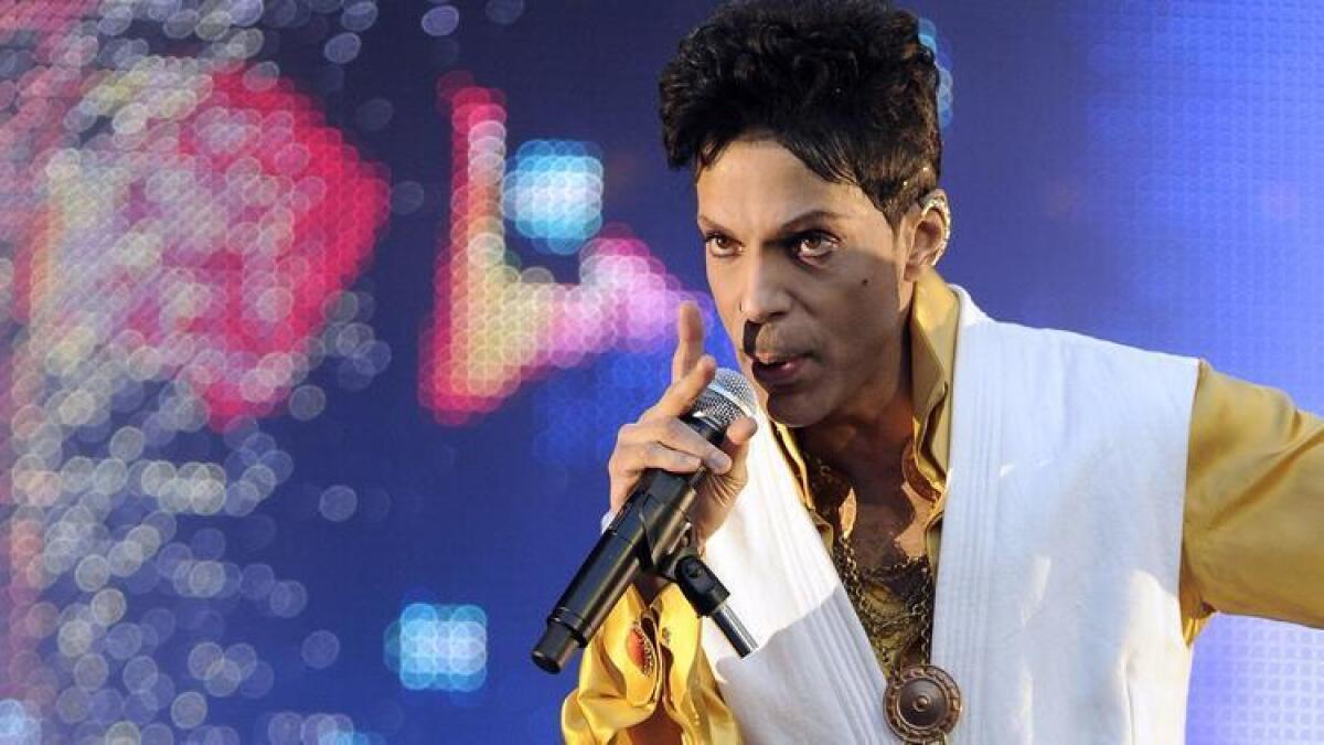 Prince, en escena, en las afueras de París, en 2011.