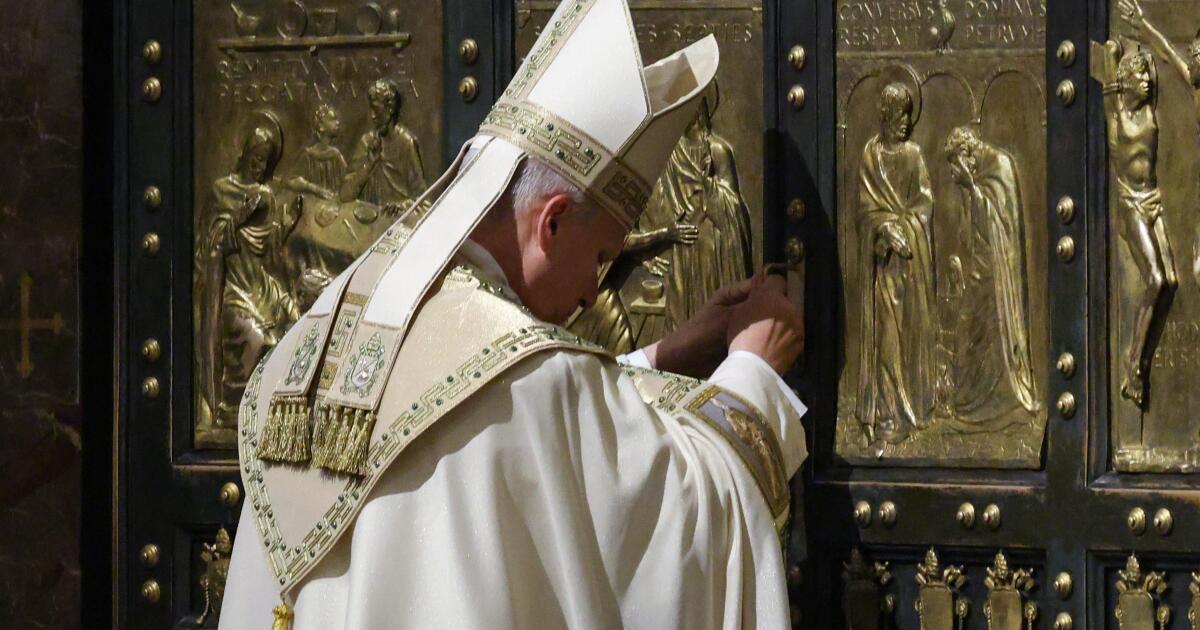 Pope Leo XIV closes 2025 Holy Year with critique of consumerism and xenophobia - Los Angeles Times