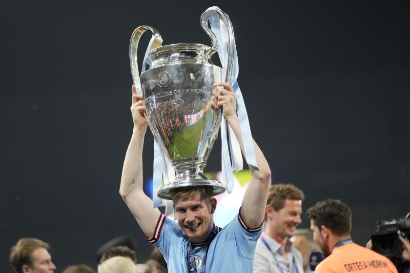Kevin de Bruyne, del Manchester City, festeja con el trofeo, tras la final de la Liga de Campeones que su conjunto ganó al Inter de Milán el sábado 10 de junio de 2023 (AP Foto/Francisco Seco)
