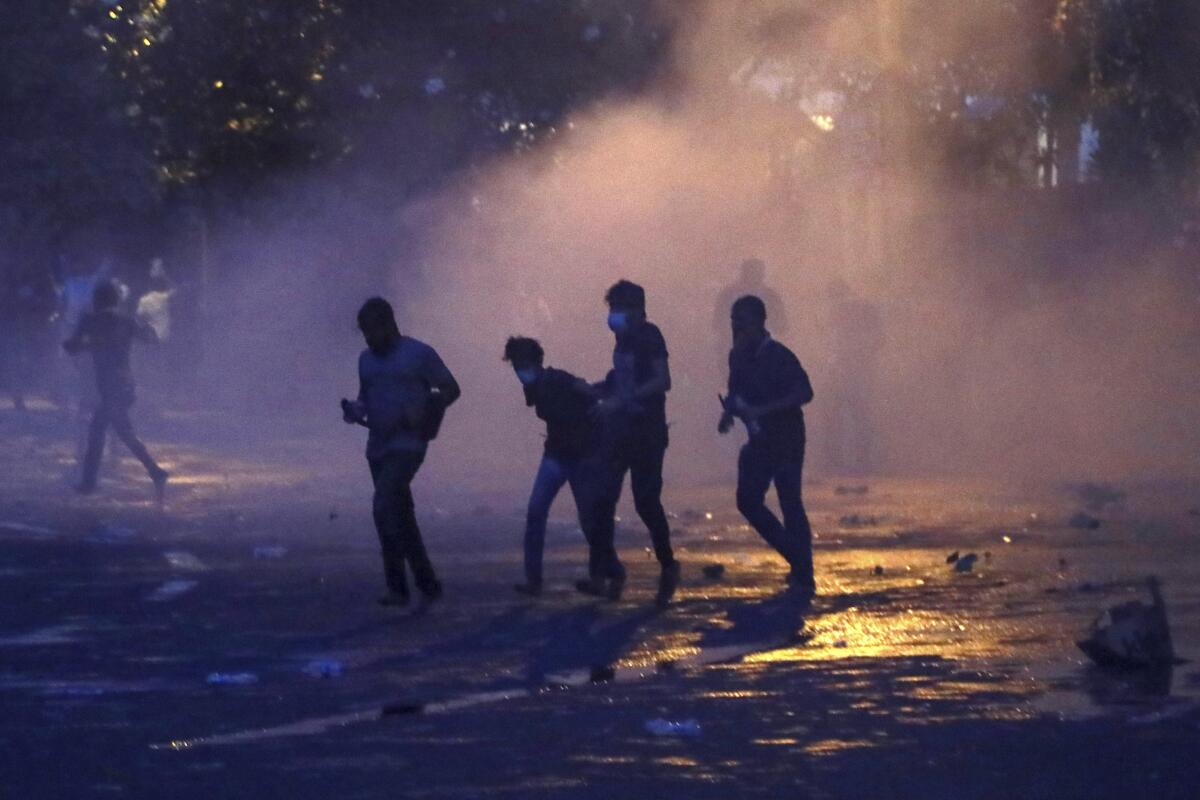 La policía arroja gas lacrimógeno para dispersar a estudiantes que protestan 