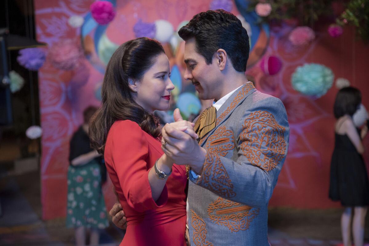 Ana Claudia Talancón y Omar Chaparro en una escena de "Como caído del cielo" en una imagen proporcionada por Netflix. (Miguel Ramos/Netflix vía AP)