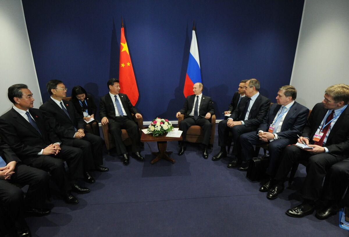 epa05049436 Russian President Vladimir Putin (C-R) meets with Chinese President Xi Jinping (C-L) on the sidelines of the COP21 United Nations Climate Change Conference in Le Bourget, outside Paris, France, 30 November 2015. The 21st Conference of the Parties (COP21) held in Paris from 30 November to 11 December is aimed at reaching an international agreement to limit greenhouse gas emissions and curtail climate change. EPA/MIKHAIL KLIMENTYEV / SPUTNIK / K MANDATORY CREDIT ** Usable by LA, CT and MoD ONLY **