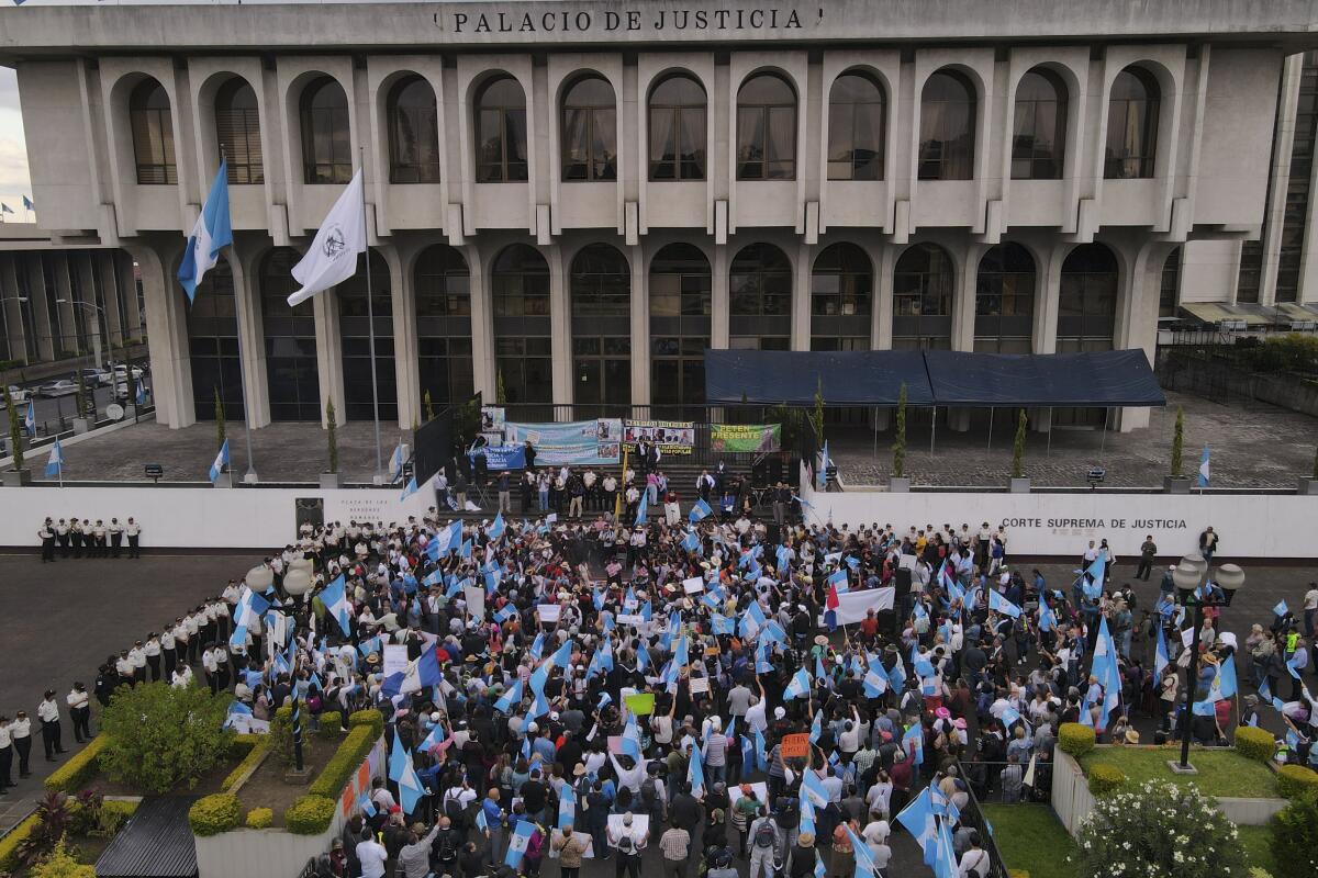 Indígenas marchan para exigir la renuncia de la fiscal general de Guatemala.
