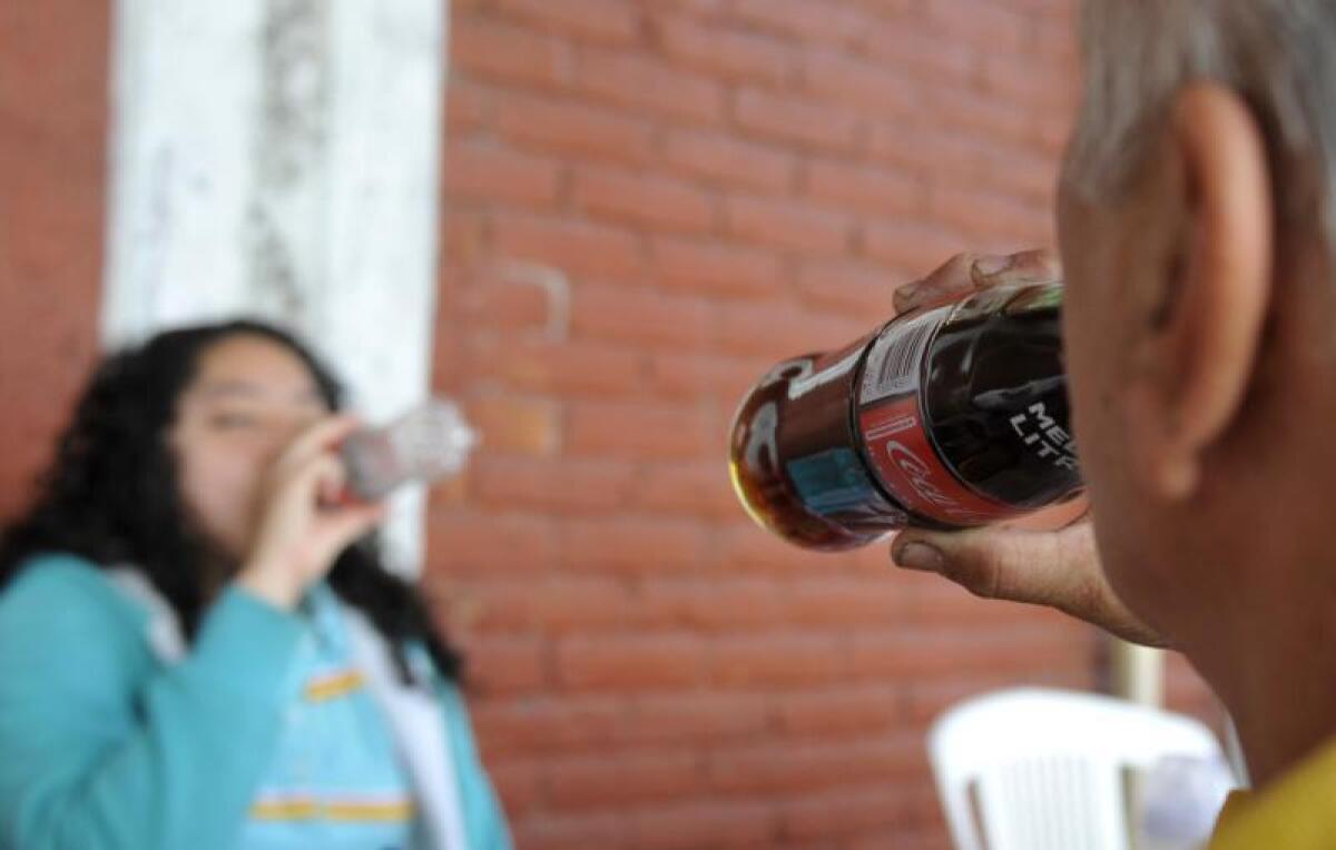 Fotografía fechada el 9 de septiembre de 2017 que muestra a personas mientras toman bebidas gaseosas, en Ciudad de México (México). EFE/Mario Guzmán/Archivo