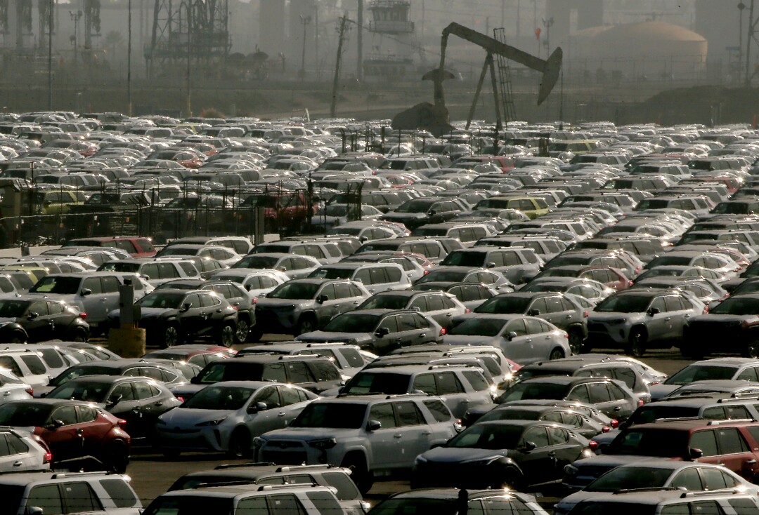 خودروهای وارداتی جدید پارک شده در یک کارخانه کشتی سازی بزرگ در انتظار تحویل هستند 