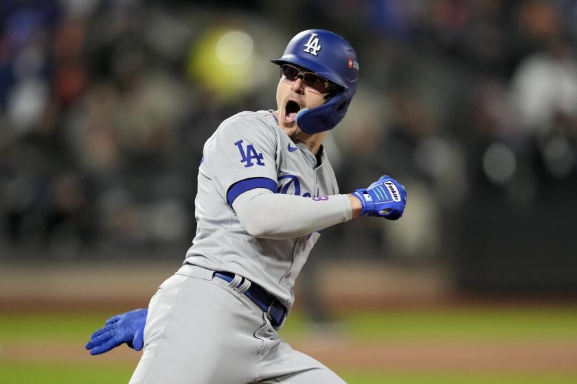 Kiké Hernández de los Dodgers de Los Ángeles celebra tras conectar un jonrón de dos carreras en el sexto inning ante los Mets de Nueva York en tercer juego de la Serie de Campeonato de la Liga Nacional, el miércoles 16 de octubre de 2024, en Nueva York. (AP Foto/Ashley Landis)