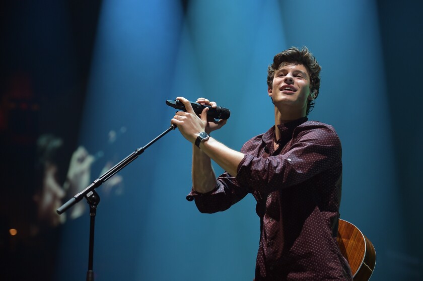 El músico y cantante canadiense Shawn Mendes se ha convertido en uno de los rostros más populares del momento. Su gira llega a San Diego el lunes 8 de julio.