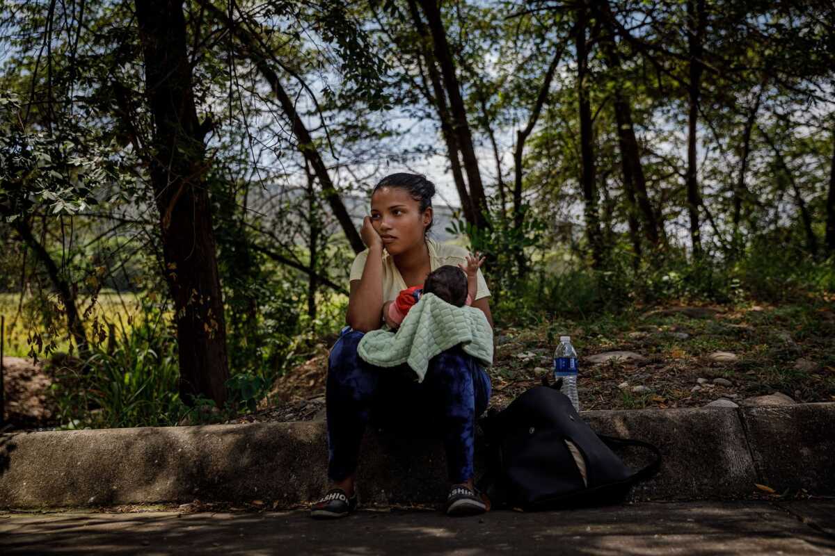 A nueve millas de la frontera con Venezuela, Valentina Durán se detiene a descansar con su hijo Samuel después de sentirse mareada.