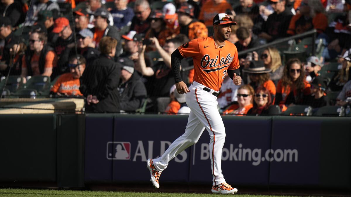 Orioles' Hyde says Hicks missed a hit-and-run sign when Henderson was  caught stealing in Game 1 - The San Diego Union-Tribune