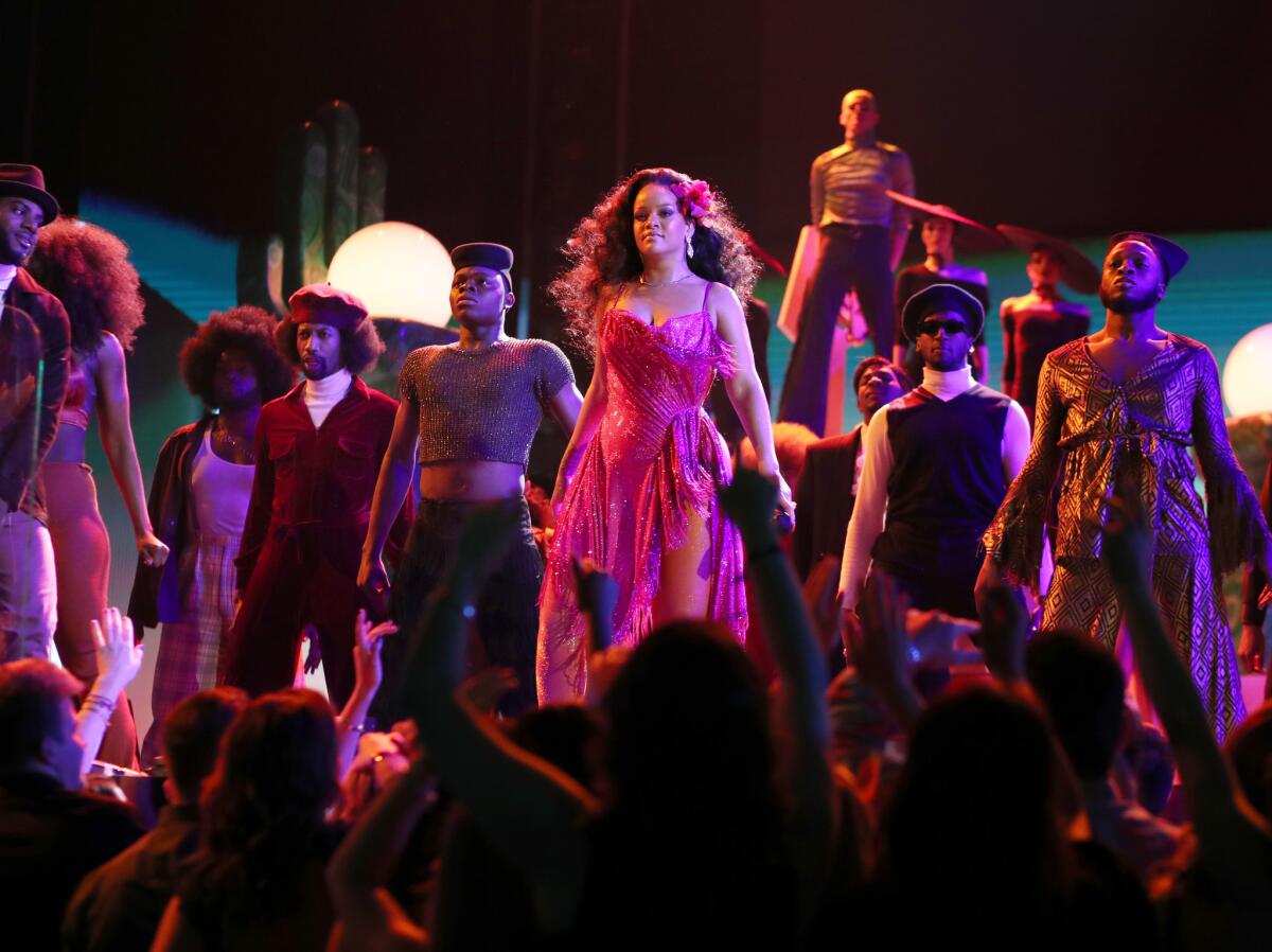 Rihanna muestra sus dotes para el baile en la tarima del Madison Square Garden,