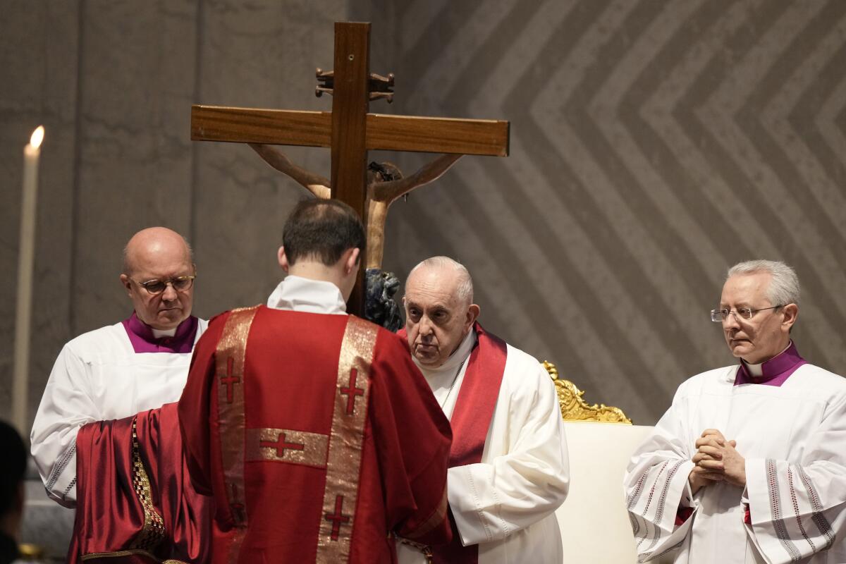 El papa Francisco preside la misa de la Pasión dentro de la Basílica de San Pedro, en el Vaticano,