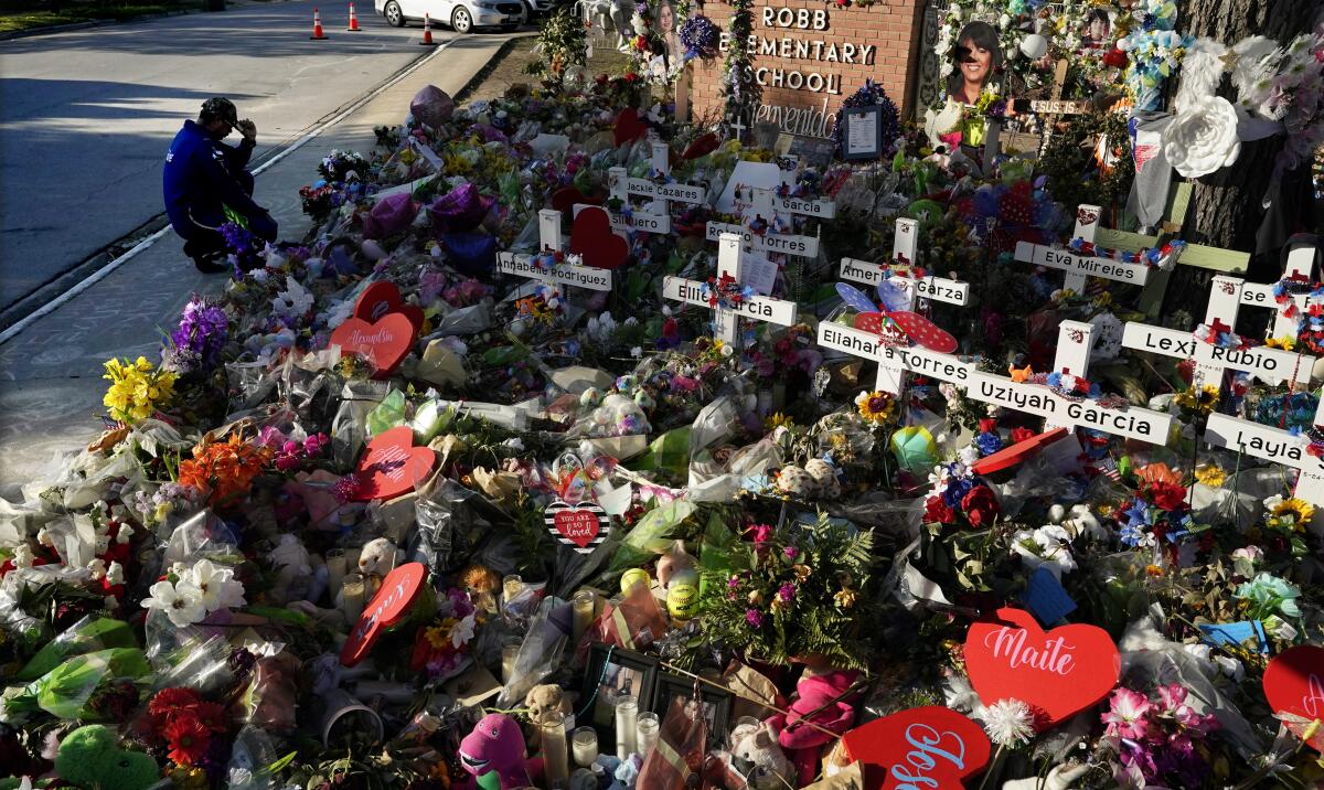  un sitio en memoria de las víctimas de un tiroteo en la escuela primaria Robb