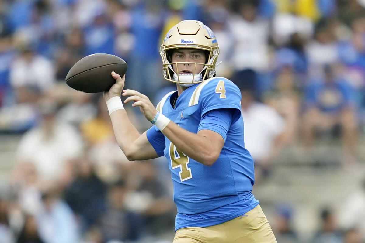 Le quart-arrière de l'UCLA, Ethan Garbers, lance lors d'un match de 2022 contre l'État de l'Alabama 