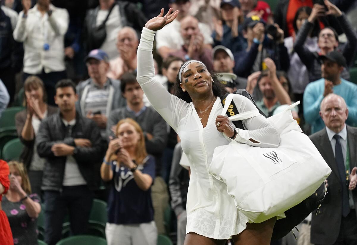 Serena Williams saluda al público tras perder con Harmony Tan en la primera ronda del torneo de Wimbledon