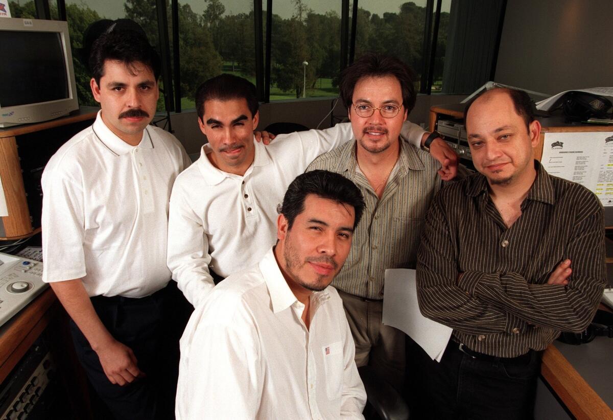 Pepe Garza (a la der.) en una imagen de 1998, poco después de entrar a trabajar a la radioemisora desde la que le dio un impulso vital a la música regional mexicana.