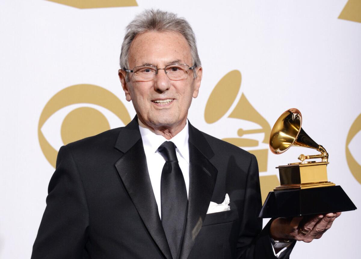 Al Schmitt posa en la sala de prensa con el premio a mejor álbum de sonido surround por "Live Kisses".