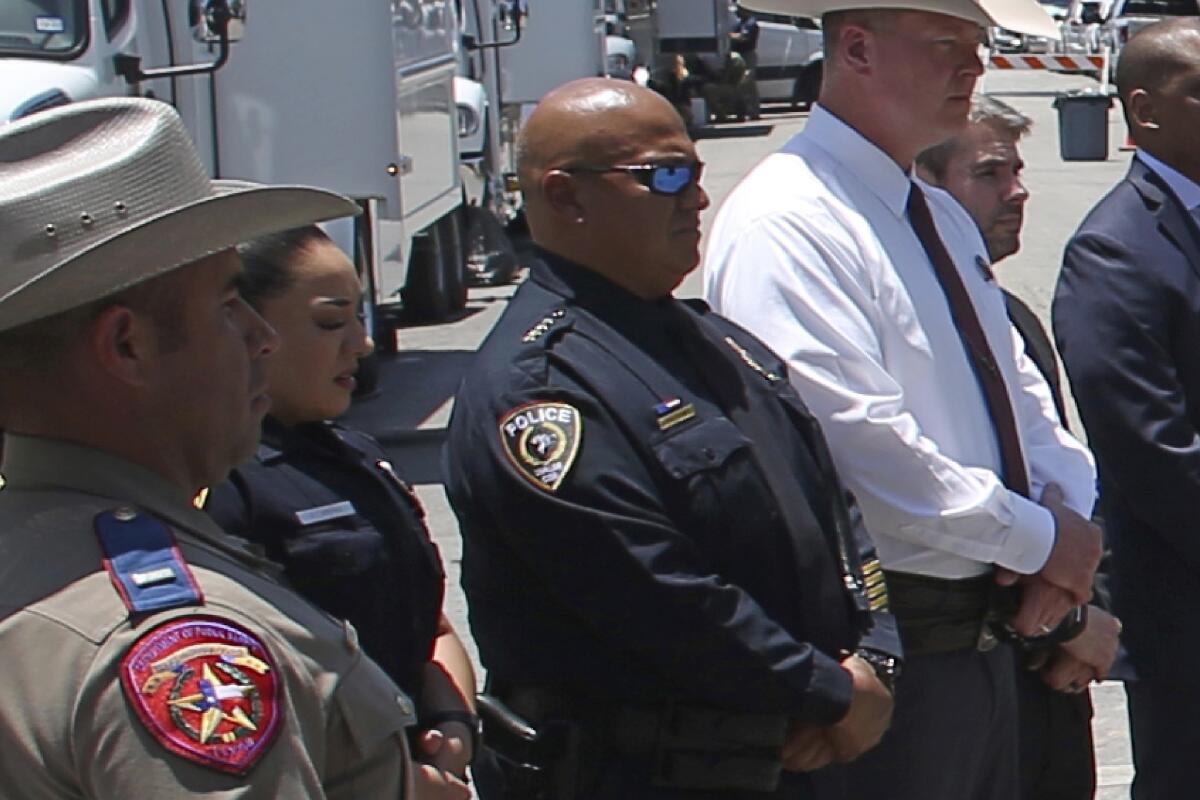 El jefe de la policía escolar de Uvalde, Texas, Pete Arredondo, tercero desde la izquierda, durante una conferencia 