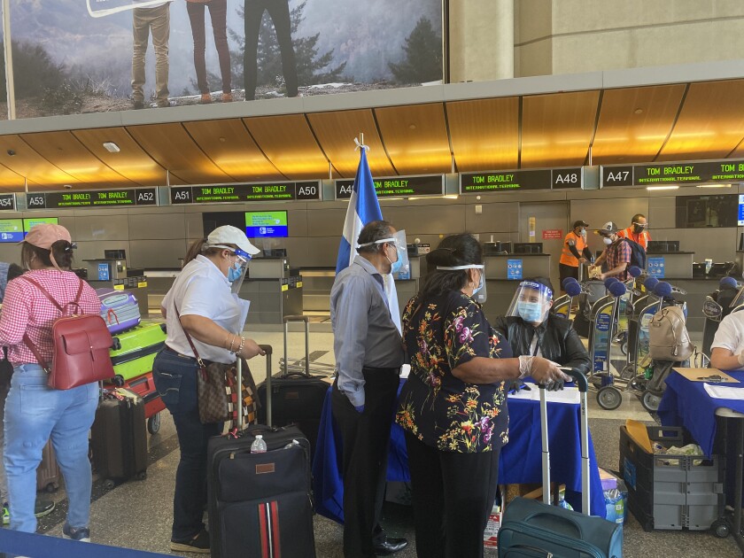 Un grupo de salvadoreños salió este 30 de junio del aeropuerto internacional de Los Ángeles. 