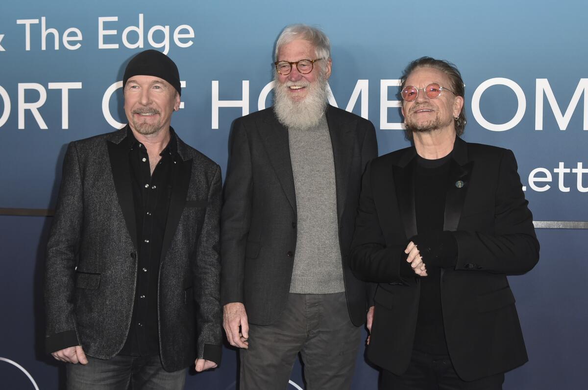 The Edge, de izquierda a derecha, David Letterman y Bono llegan al estreno de "Bono & The Edge