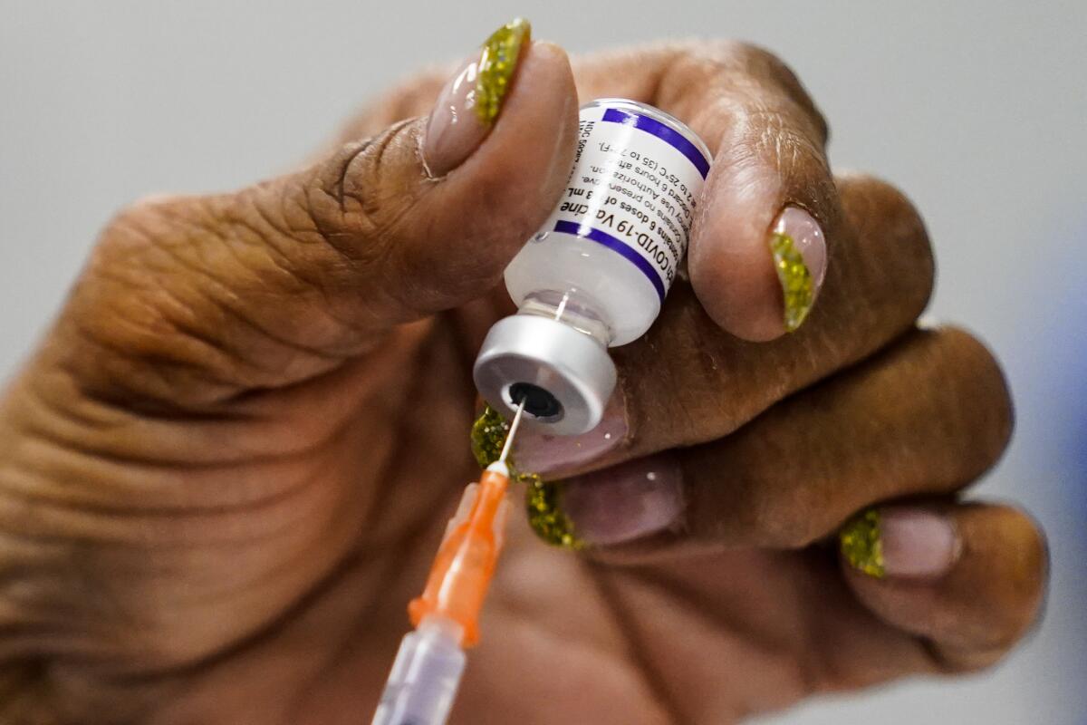 Corte autoriza orden de Biden para vacunación contra COVID-19