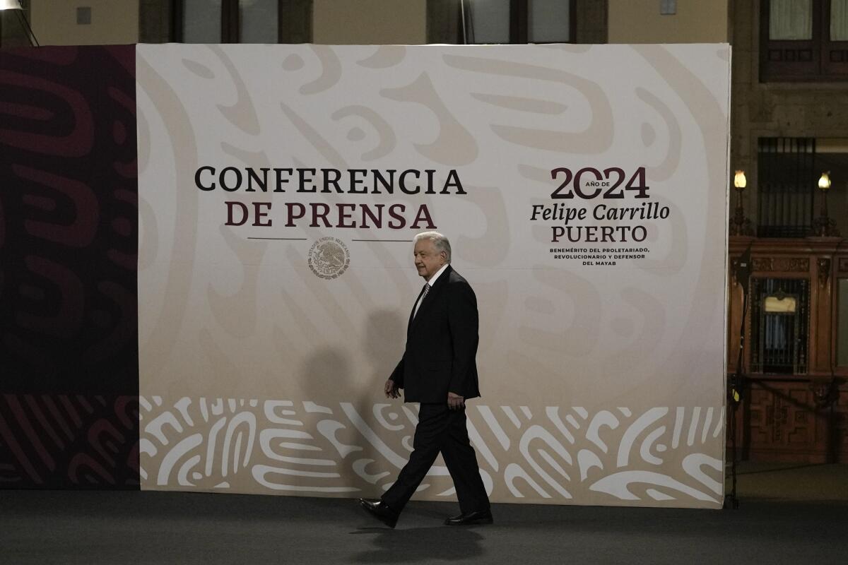 ARCHIVO - El presidente mexicano Andrés Manuel López Obrador llega para comenzar su conferencia 