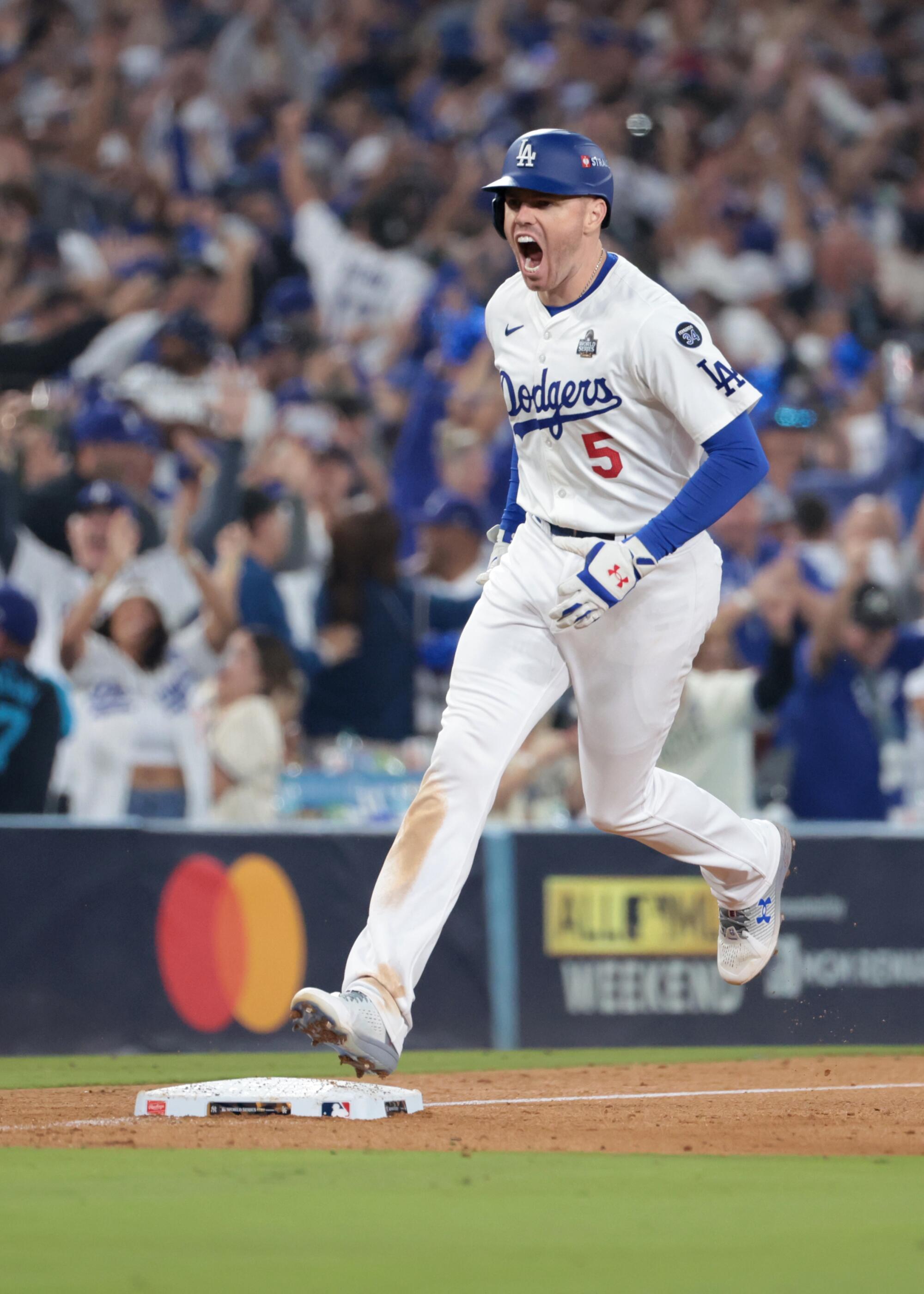 Freddie Freeman, evden koşarak uzaklaştıktan sonra üsleri turlarken kutlama yapıyor.