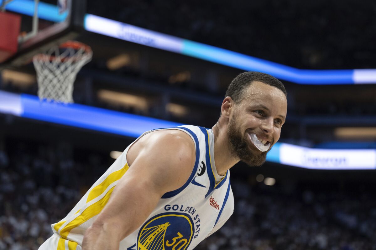 Stephen Curry de los Warriors de Golden State sonríe tras alcanzar los 50 puntos ante los Kings de Sacramento, el domingo 30 de abril de 2023, en Sacramento, California. (AP Foto/José Luis Villegas)
