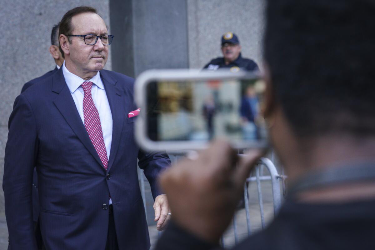 ARCHIVO - El actor Kevin Spacey sale de la corte en Nueva York