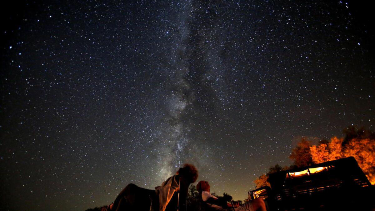 Sue y John Schafer esperan a que se despliegue la lluvia de meteoros Perseidas en Anzo-Borrego Desert State Park en 2013.