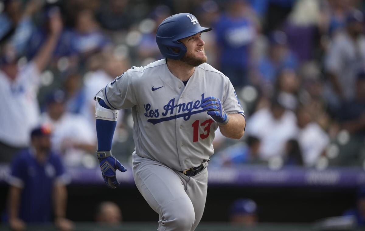 Max Muncy, de los Dodgers de Los Ángeles, sonríe luego de conectar  