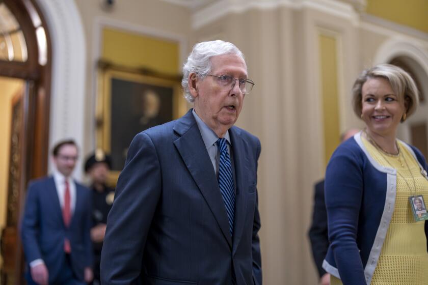 El líder de la minoría del Senado Mitch McConnell camina hacia su oficina mientras el Senado se prepara para aprobar el paquete de ayuda de 95.000 millones de dólares para Ucrania, Israel y Taiwán aprobado por la Cámara de Representantes, en el Capitolio, en Washington, el martes 23 de abril de 2024. (AP Foto/J. Scott Applewhite)