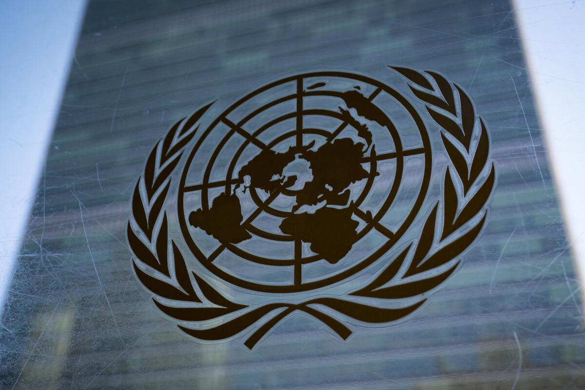 ARCHIVO - El símbolo de las Naciones Unidas puede apreciarse afuera del Edificio