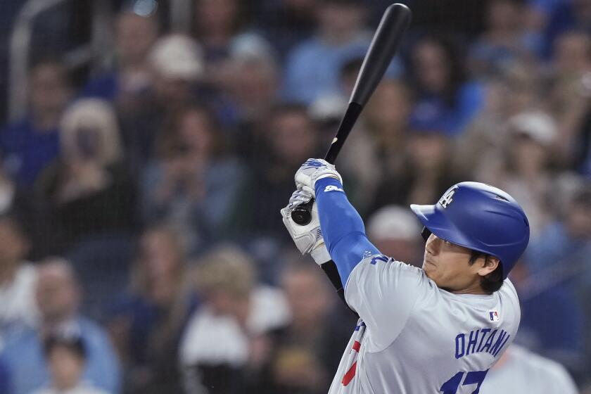 El bateador designado de los Dodgers de Los ngeles Shohei Ohtani observa su jonrón solitario en la primera entrada del juego ante los Azulejos de Toronto el viernes 26 de abril del 2024. (Nathan Denette/The Canadian Press via AP)