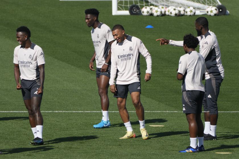 Kylian Mbappé (centro) durante un entrenamiento del Real Madrid, el lunes 16 de septiembre de 2024. El Madris enfrentará a Stuttgart en la Liga de Campeones. En la foto, de izquierda a derecha, también aparecen Vinicius Junior, Aurelien Tchouameni, Kylian Mbappe, Endrick y Antonio Rudiger. (AP Foto/Paul White)