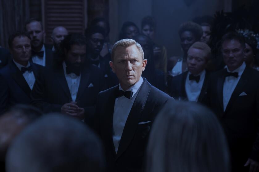 En esta imagen difundida por Metro Goldwyn Mayer Pictures, Daniel Craig como James Bond en una escena de "No Time To Die". (Nicola Dove/Metro Goldwyn Mayer Pictures vía AP)
