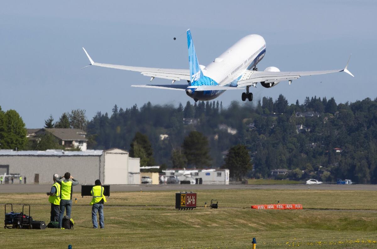 Nueva versión del 737 Max de Boeing hace primer vuelo de prueba