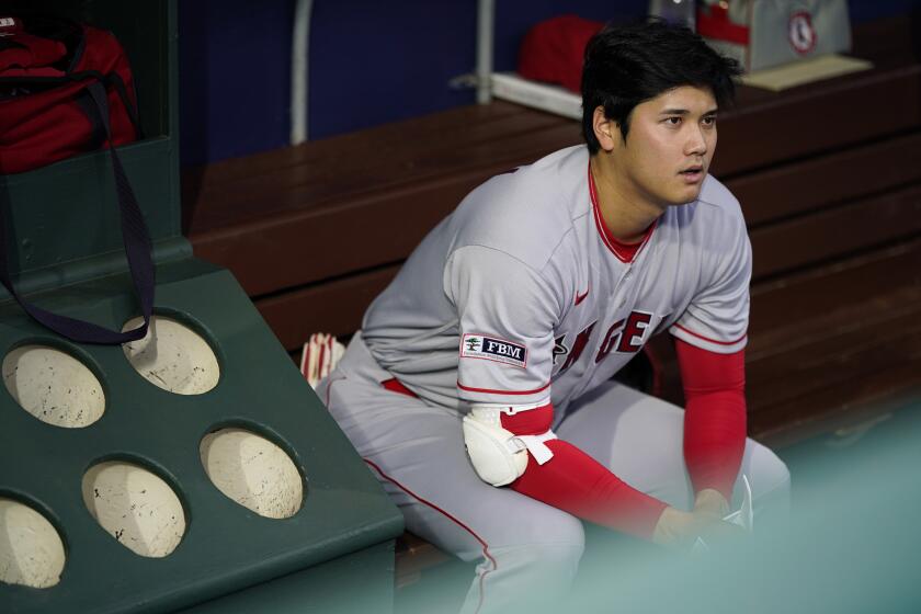 Shohei Ohtani, de los Angelinos de Los Ángeles, está sentado en la caseta previo al partido de béisbol en contra de los Filis de Filadelfia, el martes 29 de agosto de 2023, en Filadelfia. (AP Foto/Matt Slocum)