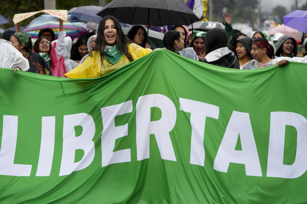 Mujeres participan en una marcha 