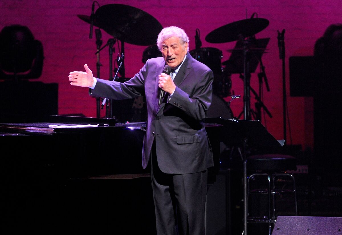 Tony Bennett, timeless singer who received over followers for many years, dies at 96 ?url=https%3A%2F%2Fcalifornia times brightspot.s3.amazonaws.com%2F71%2Fa3%2F555e73af4763b616225439ca4c5d%2Fap19095208350086 - Tony Bennett, timeless singer who received over followers for many years, dies at 96