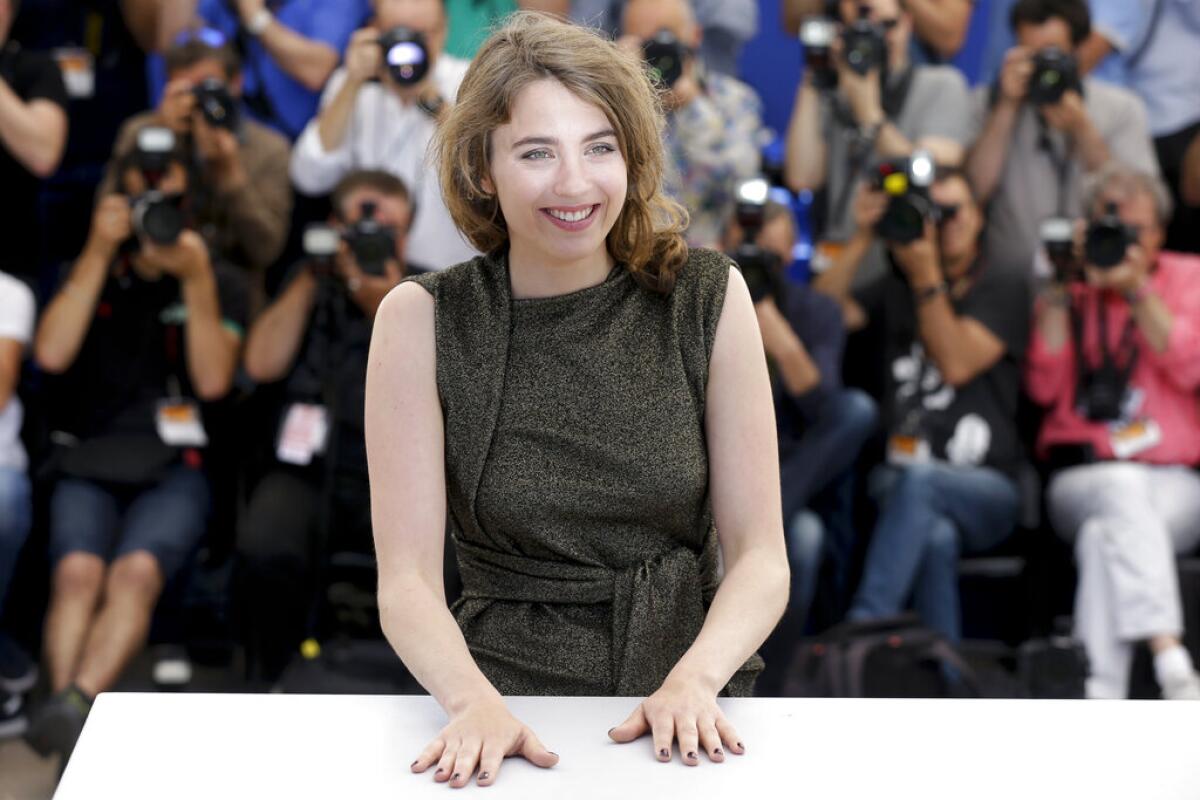 En esta foto del 18 de mayo del 2016, la actriz Adele Haenel posa con motivo del estreno del filme "La Fille Inconnue" en el Festival de Cine de Cannes, en Cannes, Francia. La fiscalía de París investiga al director Christophe Ruggia por presunto abuso sexual luefo que Haenel lo acusó de acosarla cuando era una adolescente. (AP Foto/Lionel Cironneau, Archivo)