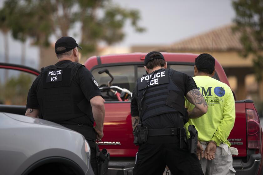 ARCHIVO - En imagen de archivo del 8 de julio de 2019, agentes del Servicio de Control de Inmigración y Aduanas de Estados Unidos (ICE por sus siglas en inglés), detienen a un hombre durante un operativo en Escondido, California. (AP Foto/Gregory Bull, archivo)