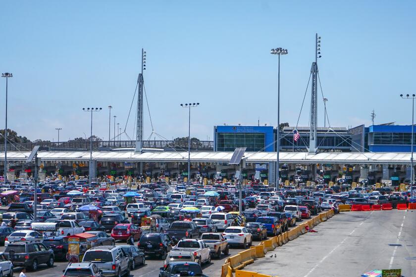 Cientos de vehículos cruzan a Estados Unidos por la garita de San Ysidro en 14 de junio de 2021, en la cuidad de Tijuana, estado de Baja California (México). EFE/Joebeth Terriquez