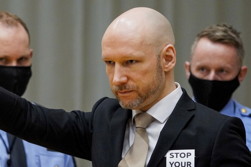 El noruego y asesino en masa Anders Behring Breivik llega a un tribunal en el primer día de audiencias convocadas para analizar su pedido de libertad bajo fianza, en Skien, Noruega, el martes 18 de enero de 2022. (Ole Berg-Rusten/NTB scanpix vía AP)