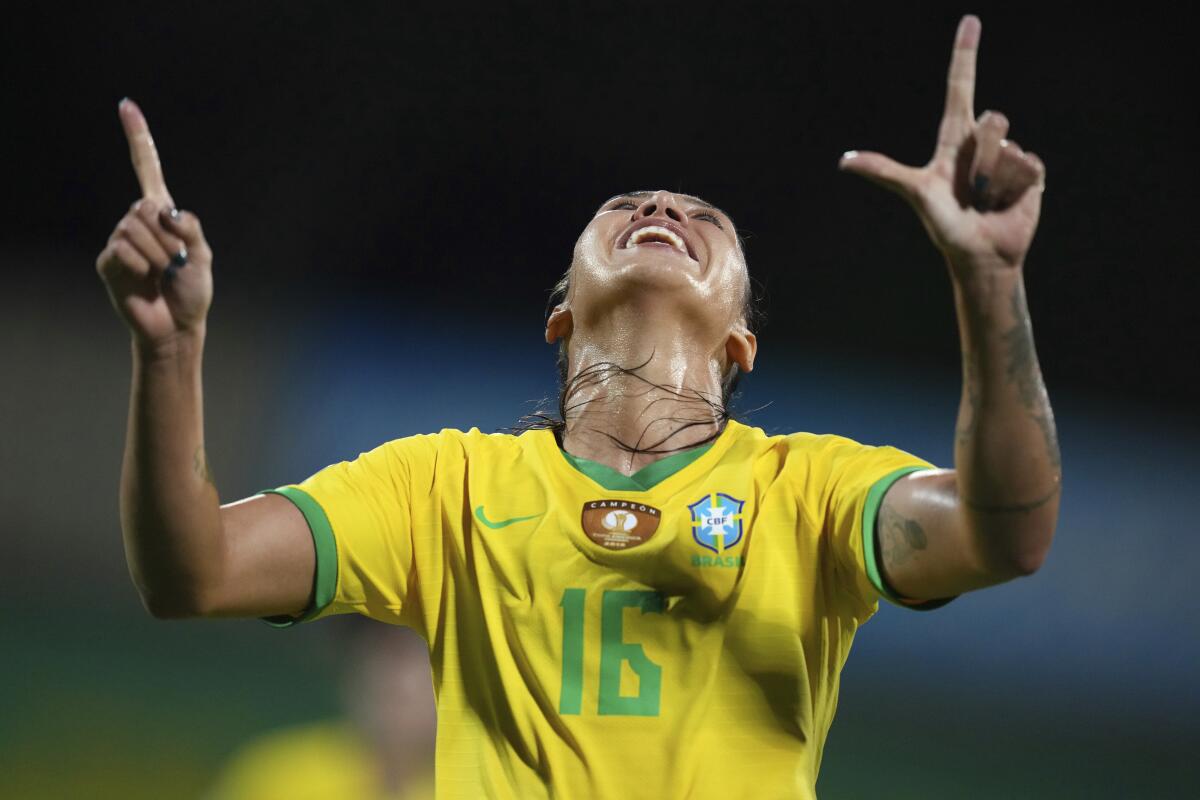 Bia Zaneratto, de Brasil, festeja luego de marcar ante Paraguay 