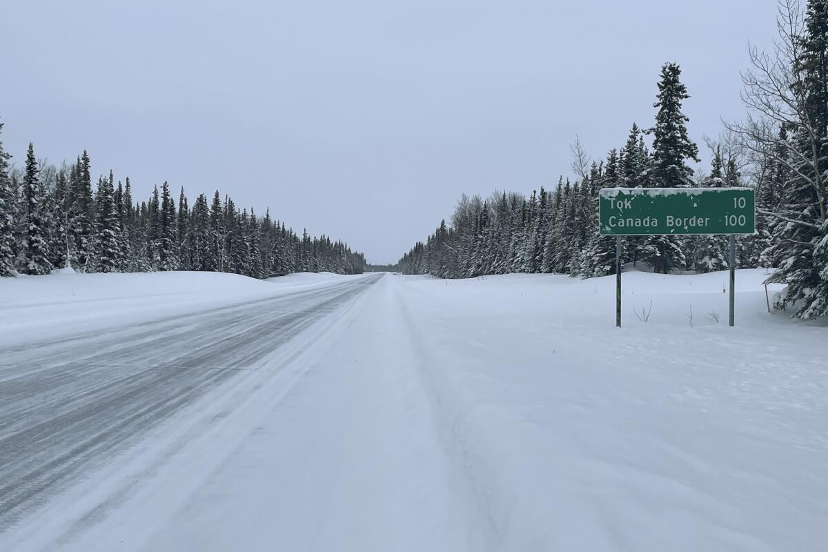Un letrero muestra la distancia a la localidad de Tok, Alaska, y a la frontera con Canadá 