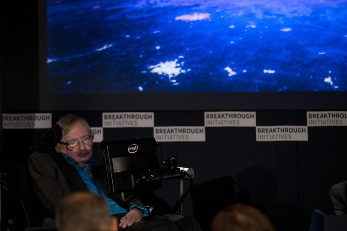 El físico Stephen Hawking durante una conferencia de prensa en Londres el 20 de julio del 2015. Hawking se ha aliado con un multimillonario ruso para lanzar un nuevo esfuerzo por detectar vida extraterrestre.