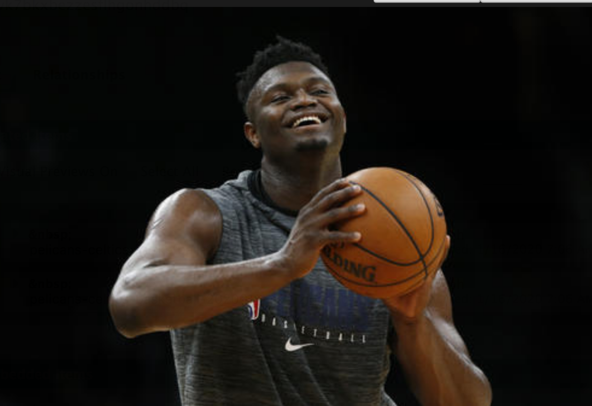 Zion Williamson de los New Orleans Pelicans sonríe mientras practica antes del partido de baloncesto de la NBA entre los Boston Celtics y los New Orleans Pelicans el sábado 11 de enero de 2020 en Boston. (AP Photo/Winslow Townson)