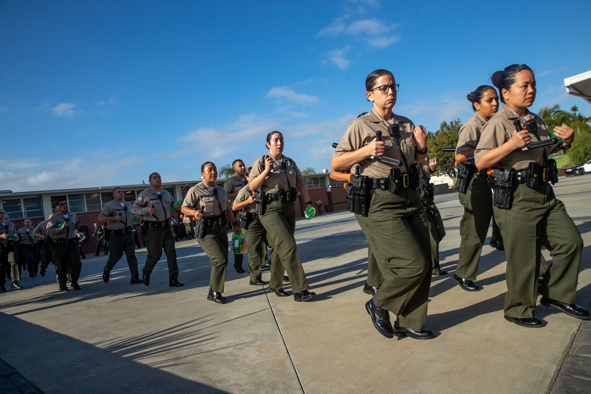 Le shérif du comté de Los Angeles recrute la classe 464 en uniforme complet à la STAR Center Academy de Whittier.